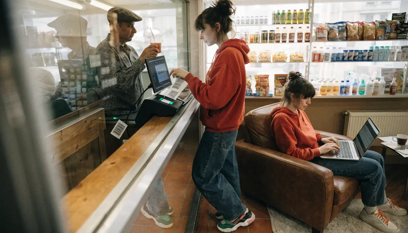 Kunde kauft Paysafecard im Kiosk